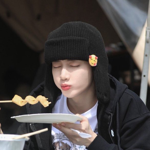 sunlightshb's tweet photo. HES EXACTLY HIS 🥰 EMOJI 🥺😭🥢 https://t.co/E8oUJtz6Zf