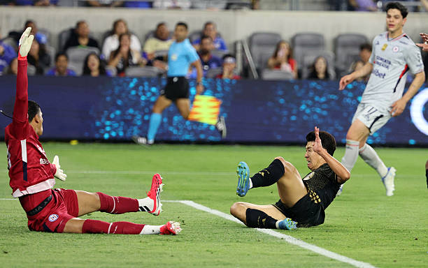 ikecarrera's tweet image. Lo de Cruz Azul ya es un problema de conducción.
El equipo necesita gol, pero va por él de la forma más predecible. No hay equilibrio, no hay protección de la espalda y no hay corrección sobre la marcha.