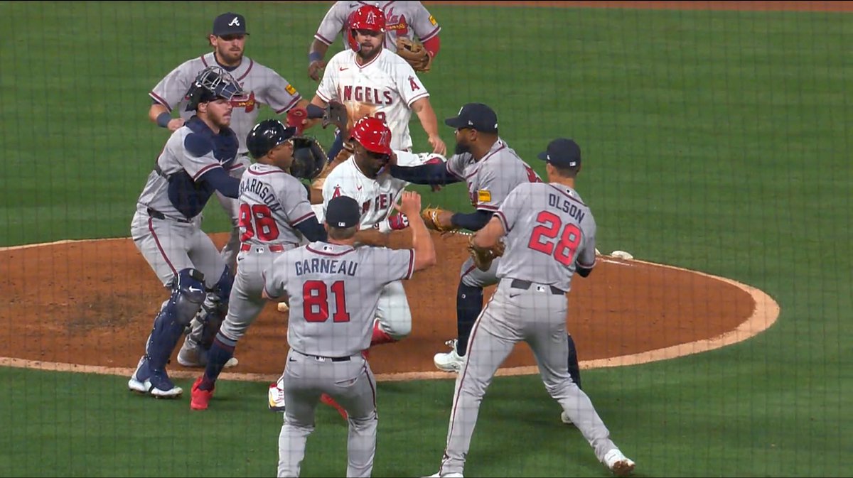 troutmike1991's tweet image. ロペスボール持ったまま
ソレアの頭部殴ってる

実質2回の死球