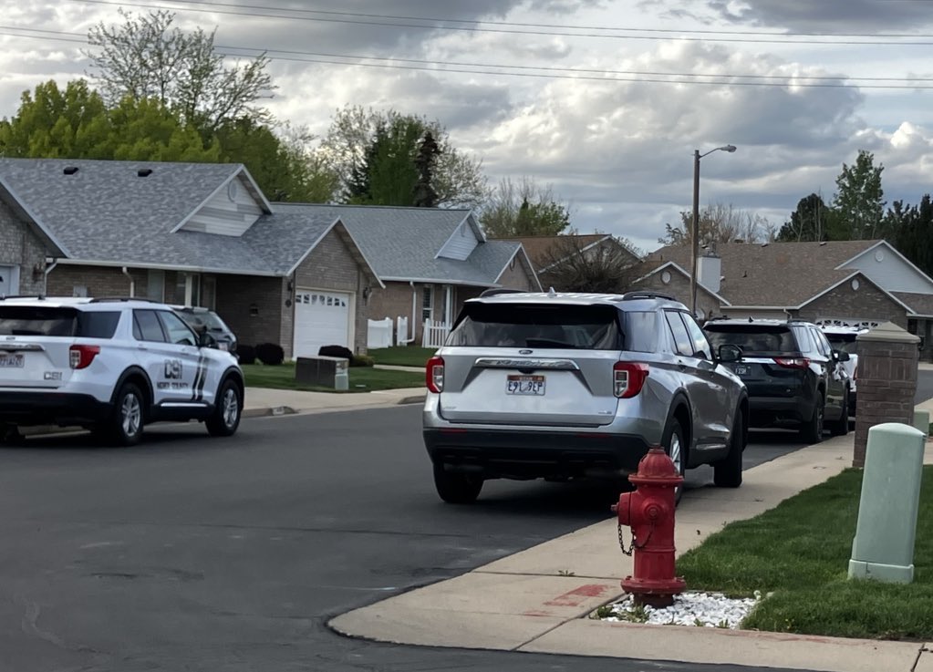 SLCScanner's tweet image. #SouthOgden area of 4100S 800 E. #Detectives and #CSI have been on scene at a residence most of the afternoon into this evening. Unsure as to the exact reason they are there. Earlier in the afternoon there were multiple marked police vehicles at a residence. Updates coming.