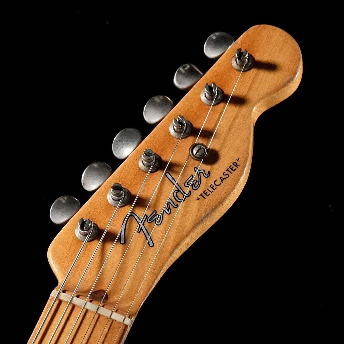 1484shibuya's tweet image. 1952年製、Fender Telecasterが入荷！！Blackguardと呼ばれる本機、とても素晴らしい状態を保っています。お問い合わせは石橋楽器渋谷店にお願い申し上げます。
store.ishibashi.co.jp/view/item/0000…
#Fender #vintage