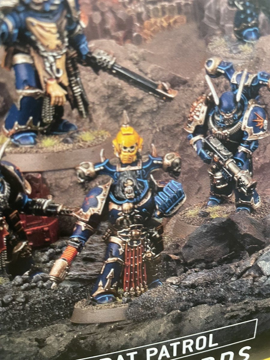 我成日都覺得佢插住個Lego人頭…