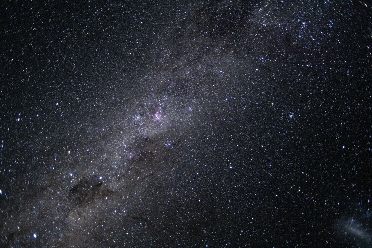 FronteraSpacial's tweet photo. 📷🌌 Hace poco tiempo, una nave espacial capturó una galaxia muy muy lejana...

La tripulación de Artemis II capturó esta impresionante foto de la Vía Láctea. La elegante estructura en espiral está dominada por sólo dos brazos que envuelven los extremos de una barra central de estrellas. La Tierra se encuentra a lo largo de uno de los brazos espirales de la galaxia que abarca más de 100.000 años luz, aproximadamente a la mitad del centro, y la Orion tiene un panorama espectacular para sacar tremendas fotografías.

Tomada con una Nikon Z 9 con ƒ/2.8 35.0 mm exp 10s ISO 12800