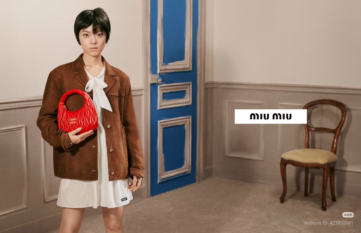 HanYulan_TH's tweet photo. แคมเปญนี้จริงๆไม่ได้ขี้เหร่อย่างที่แอนตี้พยายามบูลลี่ ที่เอาภาพแตกๆมาว่าน้อง
Steven Meisel ช่างภาพงานนี้เป็นช่างภาพระดับโลกคู่ใจของแบรนด์ Miu Miu และ Prada มีผลงานหน้าปก Vogue อิตาลีและอเมริกา และผลงานระดับตำนานอย่างภาพชุด State of Emergency 
#ZhaoJinmai #赵今麦
#จ้าวจินม่าย https://t.co/zpgD9UHz8j