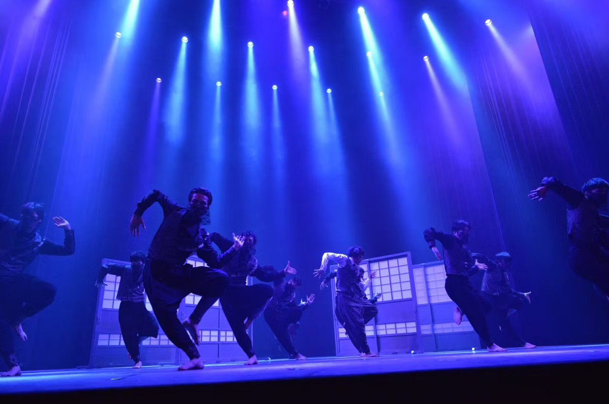 KyodoTokyo's tweet image. ＼ #DAZZLE プレイガイド先行発売開始‼️／

DAZZLE結成30周年記念公演「花ト囮 - 露 -」HANA to OTORI - arawa -

📅2026/7/2 （木）〜7/12（日）全14公演
📍あうるすぽっと
※開演時間につきましては下記リンクから詳細をご確認ください。

🎟️お申し込みはこちら⬇️
tickets.kyodotokyo.com/dazzle30