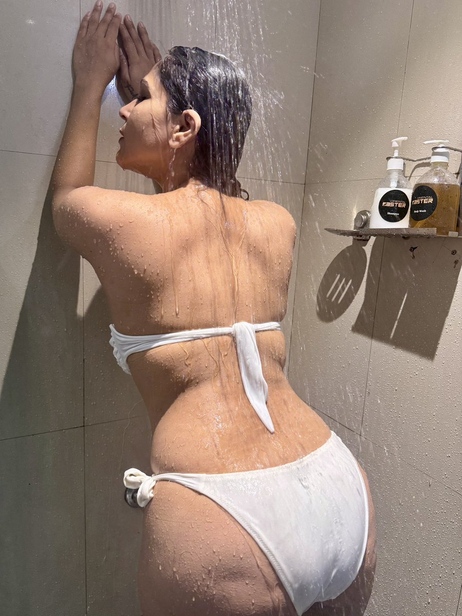 itanyachaudhari's tweet photo. Curves got their own mood this morning 😉👙🍑 https://t.co/2HB4vJxzI8