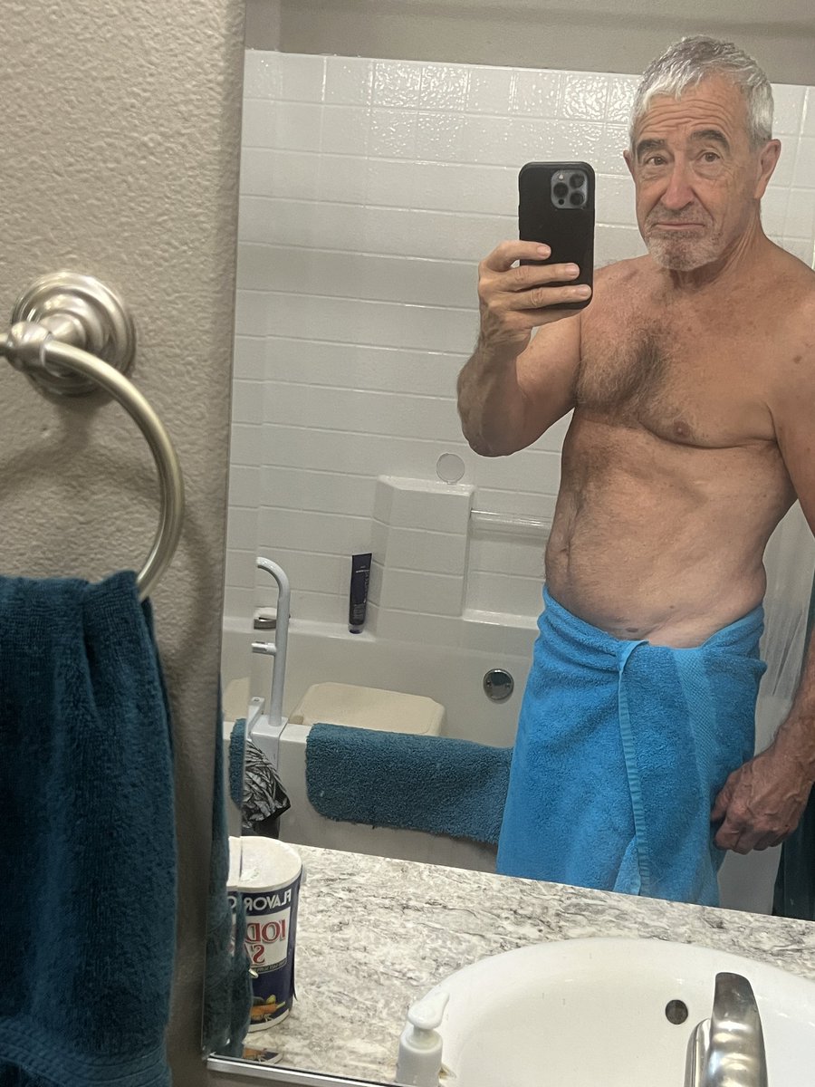 Richie968738922's tweet photo. Howard Snooks shirtless https://t.co/rZXb6WtVNw