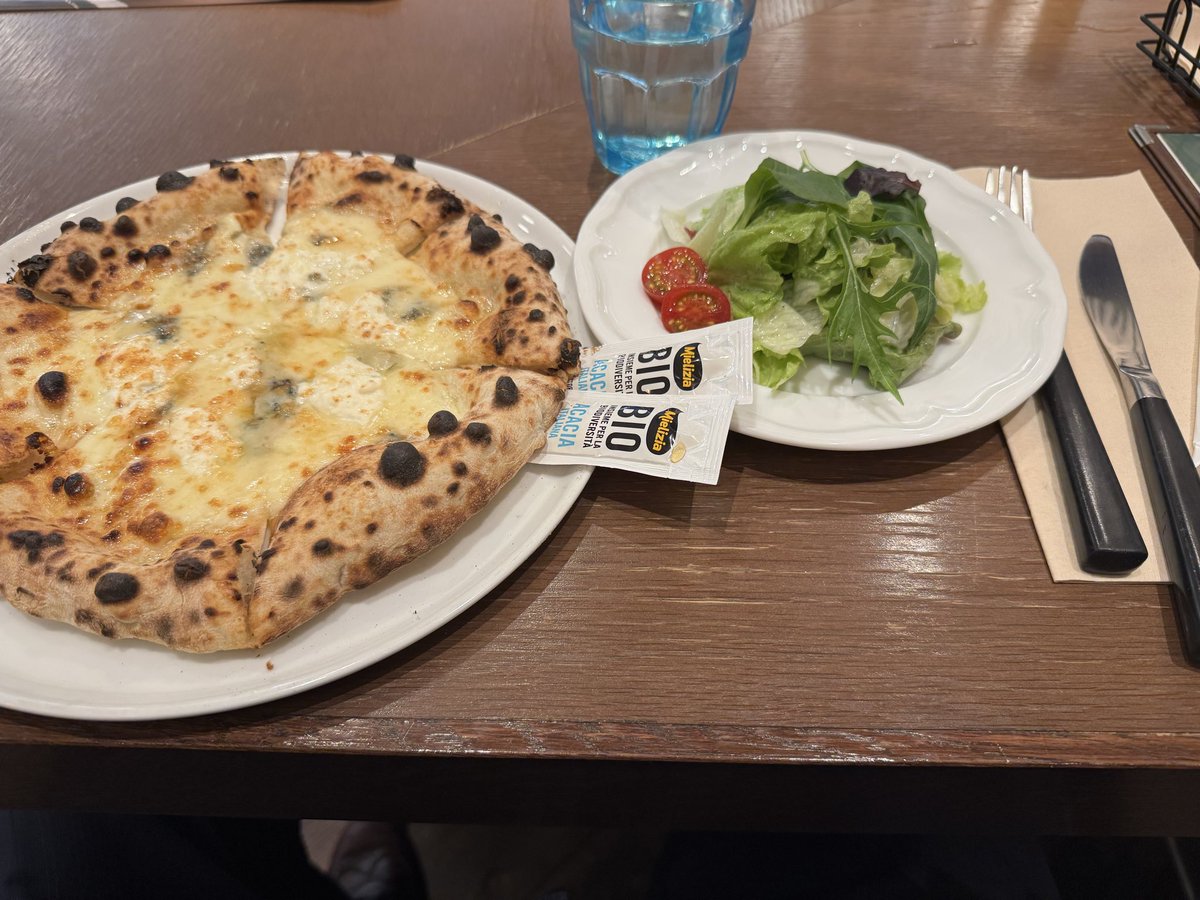 今日のランチはピザ。
クアトロフォルマッジにしました。
