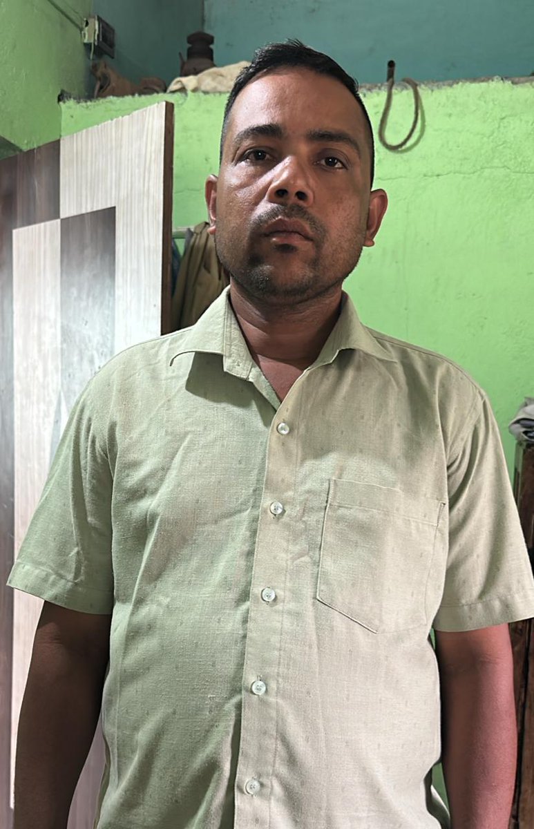 netwadhuri's tweet photo. 🧵: ठाण्याचं फुफ्फुस की बिबट्यांचा कत्तलखाना?
 The Dark Side of Yeoor Forest

१/५

ठाण्याचं फुफ्फुस की बिबट्यांचा कत्तलखाना?

येऊरमधील ४ बिबट्यांच्या शिकारीप्रकरणानंतर अखेरीस वनाधिकाऱ्यांनी यातील ४ आरोपींची छायाचित्रे प्रसिद्ध केली आहेत. येऊरमधील अतिक्रमण आता बिबट्यांच्या जीवावर उठल्याचं उघड झालंय. हे आरोपी माशाचा पाडा आणि वरठा पाडा येथे राहतात. राजकारण्यांच्या 'व्होट बँक'साठी जंगलाची आणि वन्यजीवांची उघड कत्तल सुरू आहे. एका बड्या राजकारण्यानं तर बिबट व्यवस्थित दिसावा म्हणून जंगलाजवळ मोक्याची जागा शोधून फार्म हाऊस बांधलंय, असं पर्यावरणप्रेमी सांगतात. अतिक्रमणामुळे साधे वॉच टॉवर बांधणेही कठीण झाले आहे.

Thane’s green lung or a slaughterhouse for leopards? Following the poaching of 4 leopards, authorities have released photos of 4 primary suspects. It is evident that forest encroachments are costing leopards their lives. These suspects reside in Mashacha Pada and Wartha Pada. Wildlife is being sacrificed for 'vote-bank' politics. Environmentalists allege a politician even built a farmhouse in near a prime forest spot just for a clear view of leopards! Encroachments have made it impossible for officials to even build watchtowers. 
📸 @MahaForest

#Thane #Forest 
#leopards
#SanjayGandhiNationalPark #SGNP