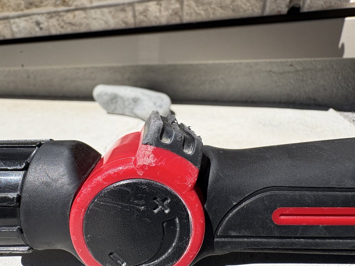 Tago15326's tweet image. 先日洗車中、洗車ノズルのレバー箇所のゴムが切れてしまいました🥲　
補修部品あるのでしょうか？わかる方お願いします。
＃コメリ　@KomeriOfficial 
＃洗車
＃クルザード　＃CRUZARD