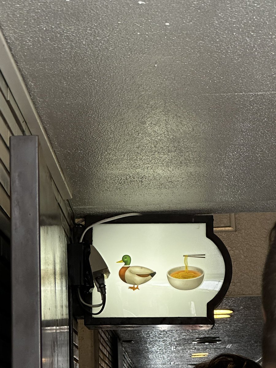 アメリカ人の友達に教えてもらったラーメン屋(？)さん来た。