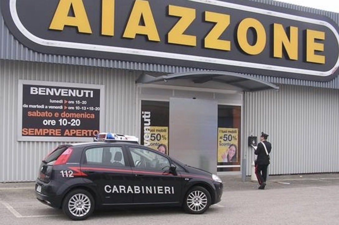 Frenkie_Woody's tweet photo. 13.000 italiani avevano pagato i mobili. Poi i negozi chiusero per un "inventario". 
I mobili non arrivarono mai.
Quello che stai per leggere non è un fallimento aziendale. 
È una truffa di massa, costruita sopra uno degli slogan più famosi della TV italiana.
Aiazzone era un marchio che chiunque avesse una TV negli anni '80 e '90 conosceva a memoria. 
"Provare per credere" era ovunque. 
Il fondatore Giorgio Aiazzone era morto in un incidente aereo nel 1986, 
ma il brand era sopravvissuto, anzi, era rimasto nell'immaginario collettivo come sinonimo di mobili economici e pubblicità martellante.
Nel 2008 il marchio venne rilevato da una nuova società, la B&S Spa, guidata tra gli altri da Gianmauro Borsano — ex presidente del Torino FC, ex deputato socialista, già condannato in passato per bancarotta fraudolenta. 
Trenta negozi, piani di espansione, campagne pubblicitarie che riprendevano lo slogan storico. 
Tutto sembrava ripartire.
Sembrava.
Nel giro di due anni il castello crollò. Dipendenti senza stipendi da mesi. Fornitori non pagati.
 E 13.000 clienti con ricevuta in mano e casa vuota.
Aspetta, perché qui arriva il bello.
Mentre i tribunali di Torino, Roma, Firenze e Tivoli ricevevano le domande di concordato preventivo, i soci stavano già svuotando le società. Fatture false, cessioni fittizie di immobili, prelievi in contanti. 
Le parti attive venivano spostate in nuove società create ad hoc. 
Le aziende depauperate vennero poi cedute a un cittadino bulgaro, che le cancellò dal registro commerciale italiano per aggirare le norme sulla bancarotta.
Beni trasferiti in Bulgaria. Di notte. Mentre i clienti aspettavano i mobili per la camera da letto.
A marzo 2011 la Procura di Roma emise quattro custodie cautelari. 
Tre in carcere — tra cui Borsano e il co-titolare Renato Semeraro — e una agli arresti domiciliari per il commercialista. Dieci persone indagate in totale, con accuse che comprendevano bancarotta fraudolenta, evasione fiscale, riciclaggio e truffa.
Spoiler: non fu una storia che finì in tribunale in silenzio.
A giugno 2011, circa 200 clienti inferociti si presentarono a un magazzino Aiazzone di Torino e lo svuotarono. Letteralmente. 
Presero quello che ritenevano essere roba loro. 
Le forze dell'ordine li identificarono tutti. Un pensionato raccontò di aver aspettato mesi per mobili destinati a una casa in Abruzzo: alla fine ne erano arrivati solo metà.
Ottocento lavoratori senza busta paga. 13.000 truffati. Beni spariti all'estero. E uno slogan che per trent'anni era stato sinonimo di fiducia.
Alcune pubblicità non invecchiano mai. Alcuni marchi, invece, lasciano un conto da pagare.