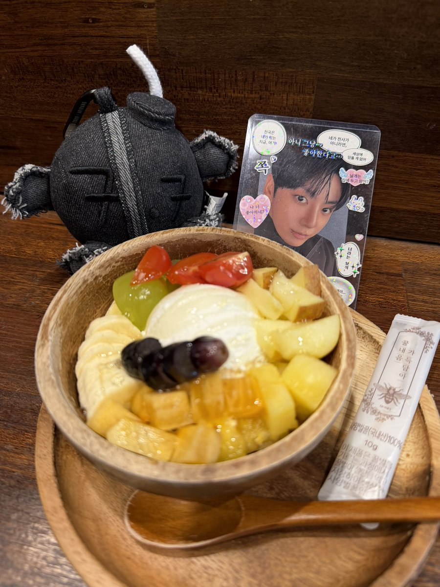 suba518's tweet image. ソウルのcafeあちこちでBTS とのコラボcafeができたみたい！
さっそく大好きMottoさんで一休み。さっぱりしててめちゃくちゃ美味しい✨グリークヨーグルトとも絶対合う！！
お店の回し者みたいになってるけど😂ほんと美味しいから行ってみてほしいー🫶
#BTS_THECTIY_SUOUL
 #Motto
#グリークヨーグルト