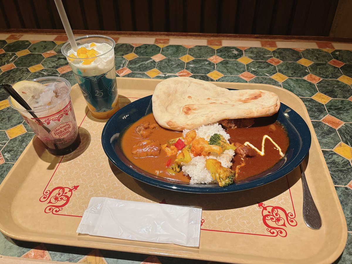 ti_de_pop's tweet photo. スニーク見終わってご飯ー！
おいしそうだけどその前にいつからウェットティッシュつくようになった！？
フード＆ワイン期間だけかな？ https://t.co/6LLPAoNjXV