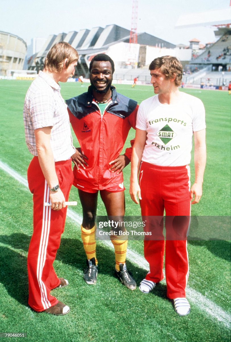 AllezLesLions's tweet image. 📸 Roger Milla discutant avec Andrzej Szarmach et Marek Dziuba juste avant le match entre le Cameroun et la Pologne de la Coupe du Monde 1982. 🤝🇨🇲🇵🇱

#Flashback