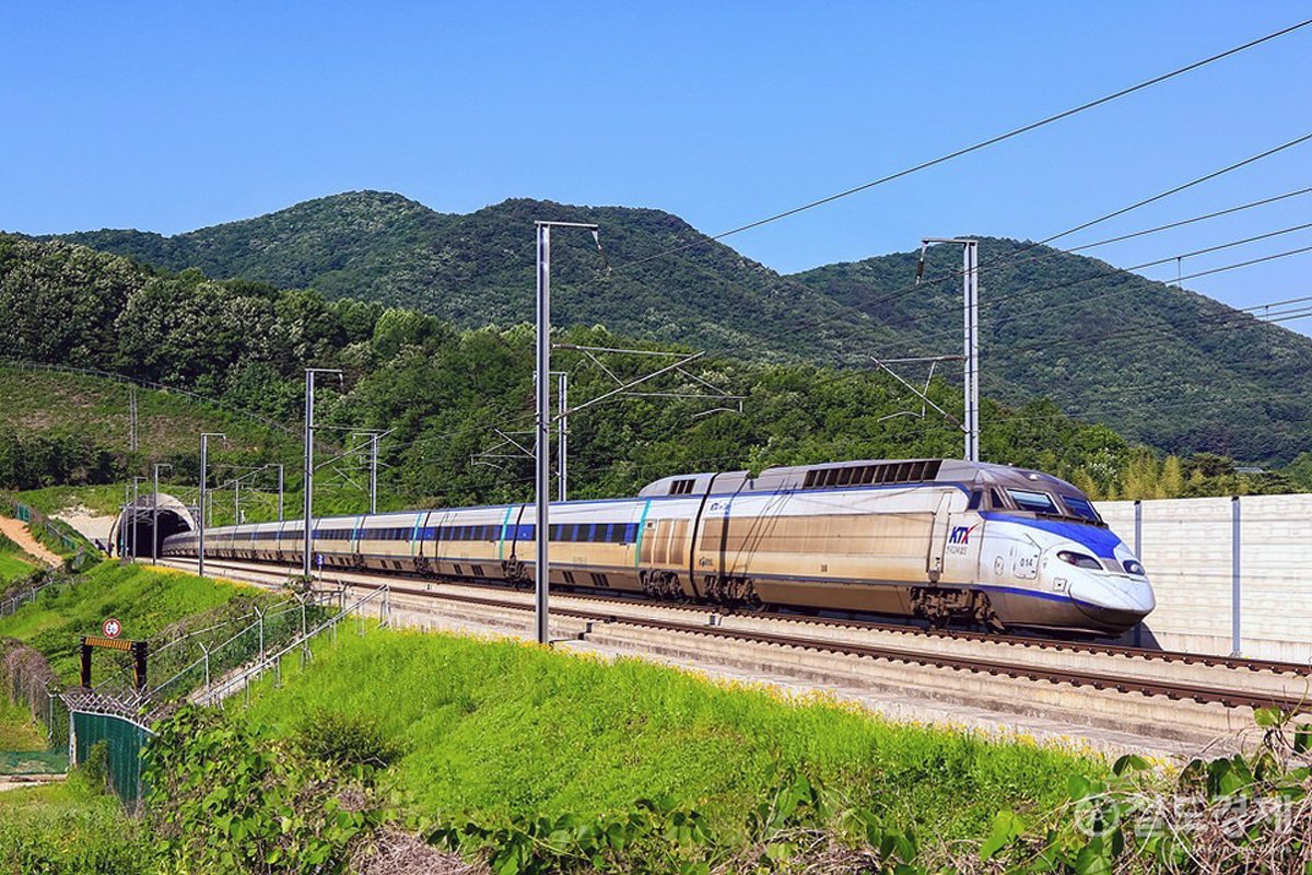 kotonoha_s's tweet photo. 2033年からTGVベースのKTX-I廃車開始、置換で16両編成のKTX-青龍発注へ｜鉄道経済新聞（韓国語）
https://t.co/438v1DGdsn
KTX-Iの置換として2027年度でEMU-320（KTX-青龍）の16両固定編成を28本、2032年度で23本を発注予定で、総編成数を5本増やし途中主要駅での緊急時振替待機編成を増強すると…… https://t.co/PFFYkhSr55