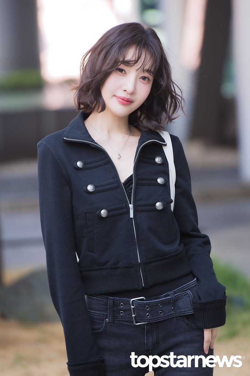 rvelites's tweet image. 260408 MC JOY arrival for Animal Farm 💚

#JOY #조이 #RedVelvet #레드벨벳