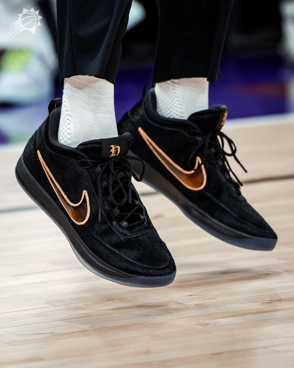 SoleRetriever's tweet image. Devin Booker’s “Haven and Hector” Book 2s are inspired by his dogs 🐾🦴 @DevinBook 

📷 @Suns / @voguemagazine