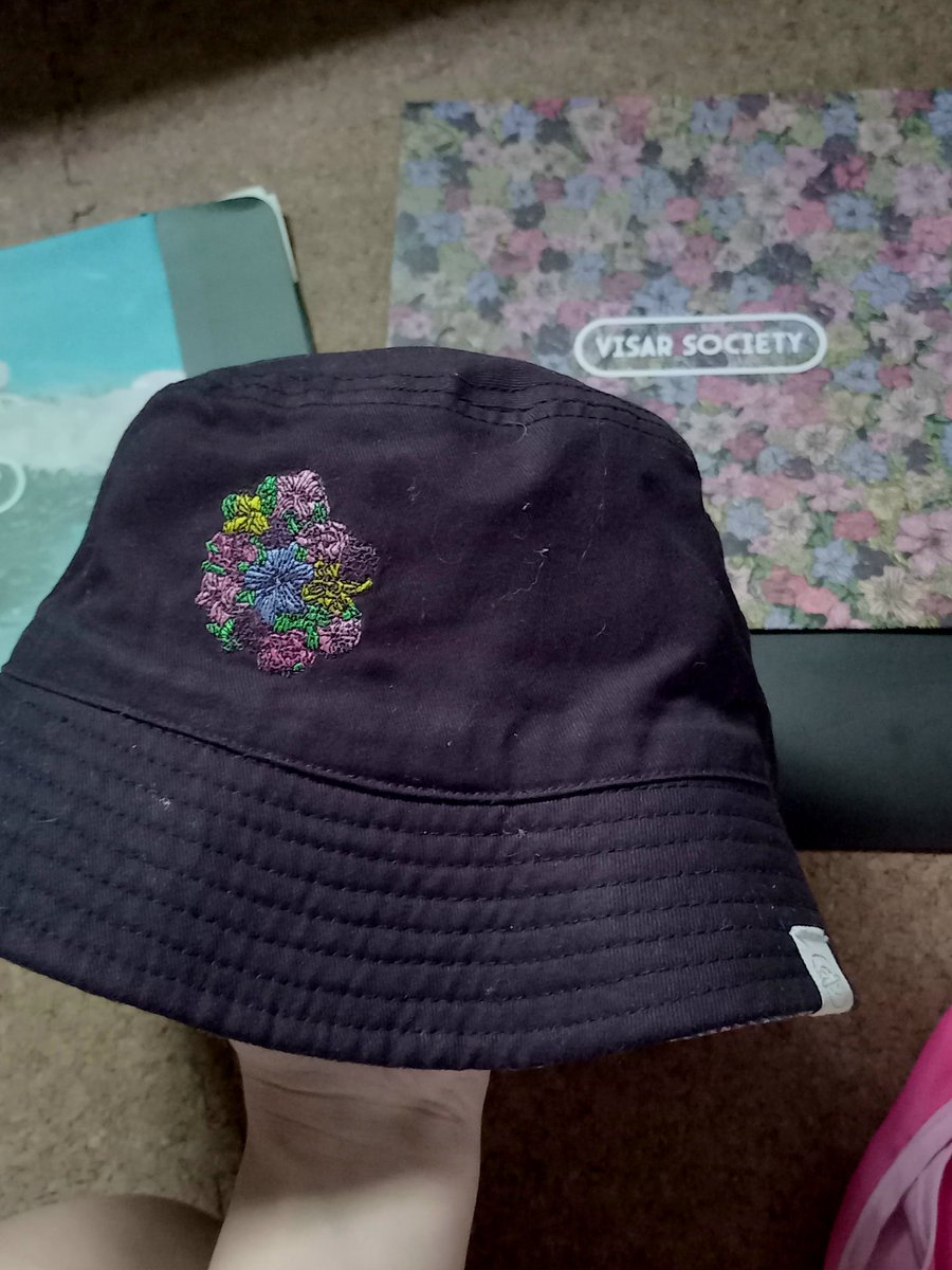 seismikwaves's tweet photo. Hello world. Benta ko na itong mga merch na ito, nanghihinayang ako, hindi nagagamit nadudumihan lang. Di ako magaling magcollect. Pm nyo ko. 

WTS LFB Official Visar Society Merch
Name your price, free ofc PCs
#SB19_JUSTIN https://t.co/QAlm3wWp6y