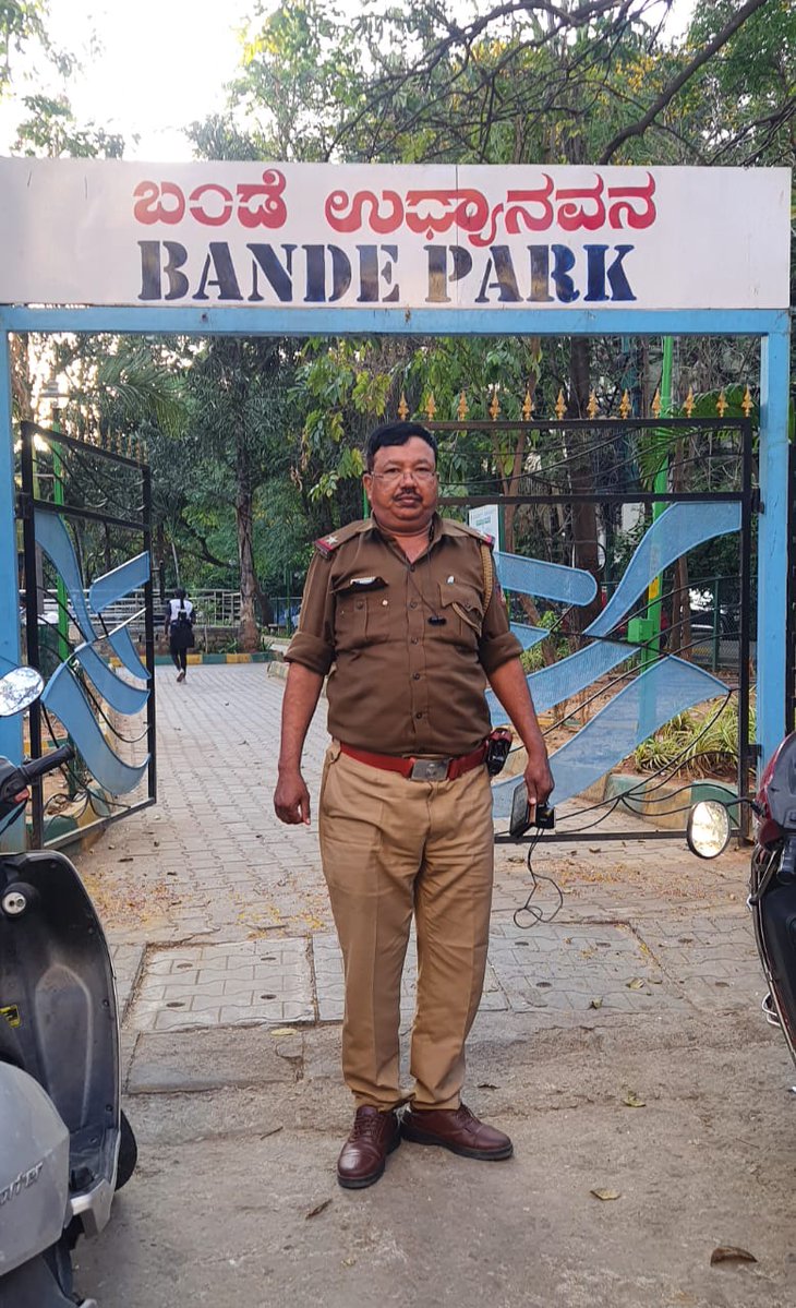 banasawadips's tweet image. ರಾತ್ರಿ ಕರ್ತವ್ಯದ ಅಧಿಕಾರಿ ಹಾಗೂ ಸಿಬ್ಬಂದಿಗಳು ಈ ದಿನ ಬೆಳಗಿನ ಜಾವ ಠಾಣಾ ವ್ಯಾಪ್ತಿಯ ಎಲ್ಲಾ ಪಾರ್ಕ್ ಗಳಿಗೆ ಭೇಟಿ ನೀಡಿ ಅಪರಾಧ ತಡೆಗಟ್ಟಲು ಮುನ್ನೆಚ್ಚರಿಕೆ ಕ್ರಮ ಕೈಗೊಂಡಿರುತ್ತಾರೆ.
@BlrCityPolice @DcpEastBcp 
#ProtectAndServe #SafetyFirst #BeAlert #CitizenAwareness