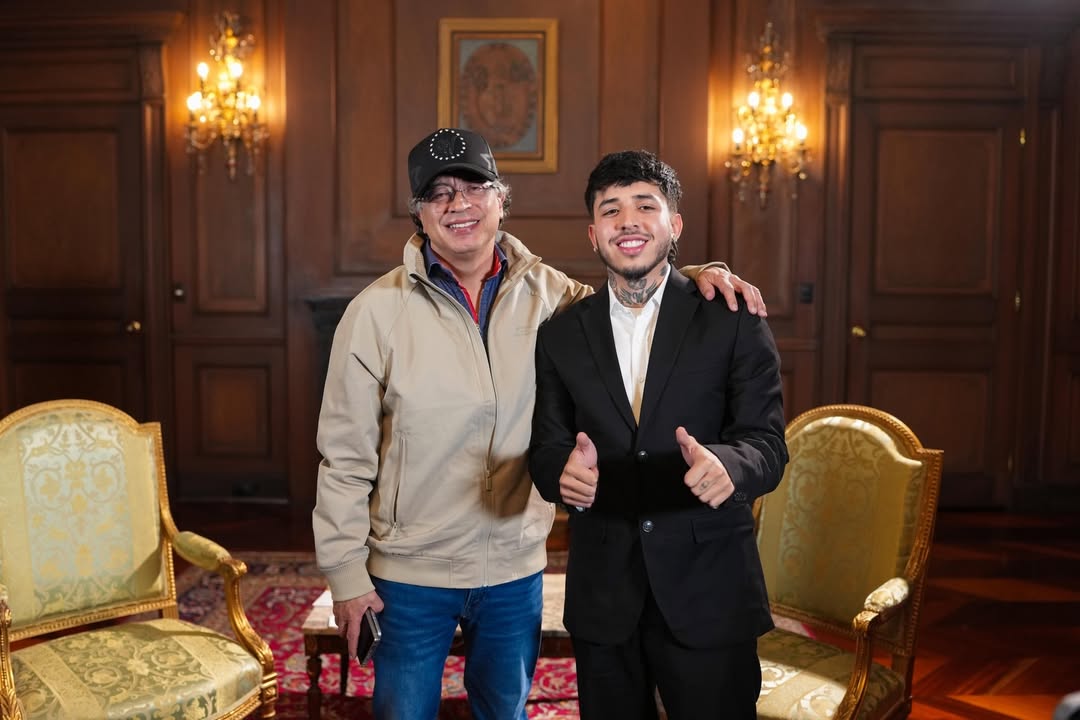 Un día lo ves con el presidente, otro día los ves metido en una cárcel y de la nada lo ves subiendo una montaña en China, todo en stream, simplemente la cabra 🐐🔥