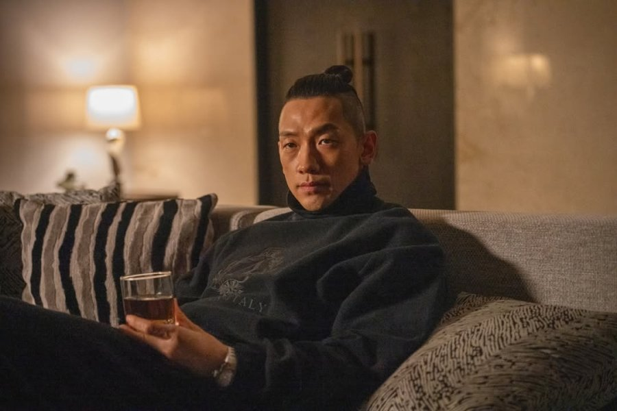 KDramaHandle's tweet image. #LeeSangYi shared he was “scared” when he first saw #Rain on the set of #Bloodhounds2.

"There is a scene in the first episode where he comes home, and I was so scared when I saw him then."

"He is big in real life, he's a proper villain.'