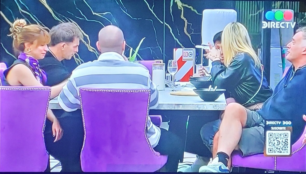 mar65_'s tweet image. QUE ENTRE #ANDREA  🙏🙏🙏 LA #ZILLI ESTA MUY RELAJADA.
ACOSTADA Y DÁNDOLE CATEDRA A #NAZARENO (QUE ES EL LIDER DE LA SEMANA)
@AndreaDelBoca1 TE suplico volve a la casa de @GranHermanoAr #GranHermanoGeneraciónDorada 
BUENAS 🤗 NOCHES