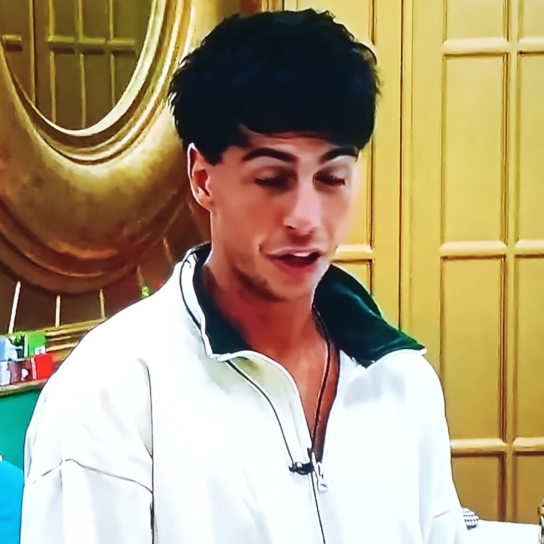 ghermanoar's tweet image. #Nazareno está contento al ganar el liderazgo, habla con #Zilli que está en la cama (¿Copia a #Yipio?) #GranHermano