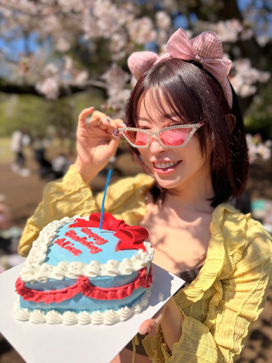 Alice_Nanase_'s tweet photo. お花見中に可愛いケーキもらった🩷 https://t.co/wIQrtK0KeD