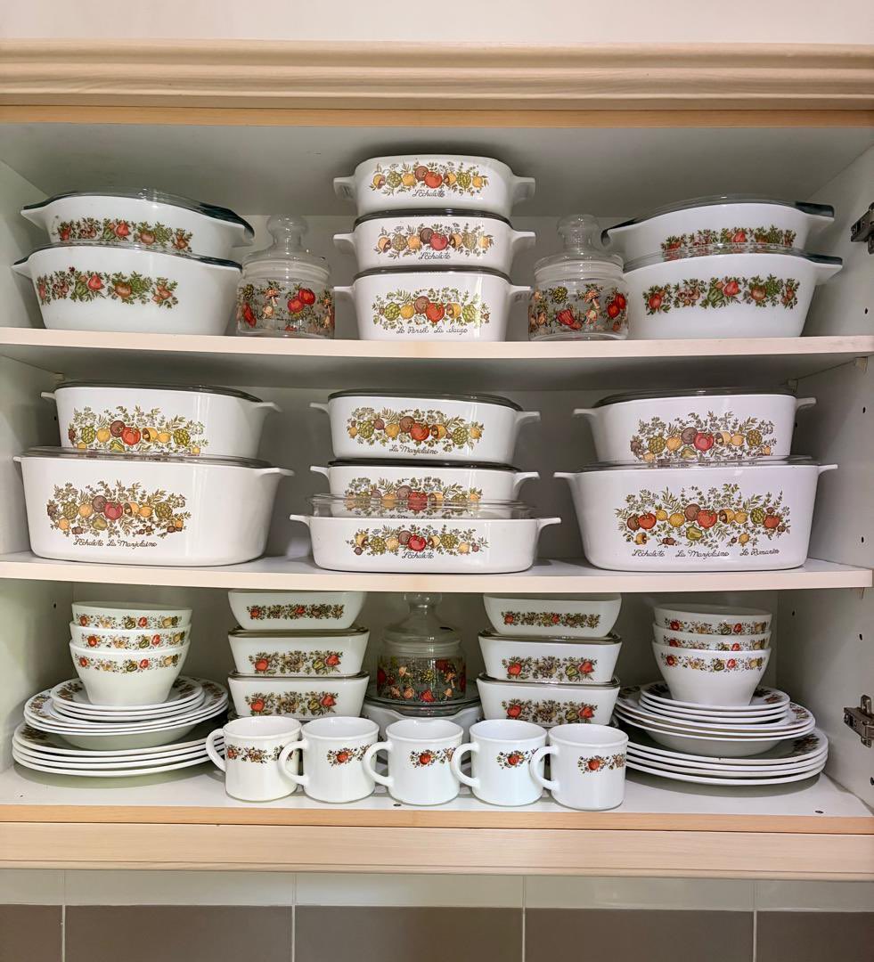JatIkhwan's tweet photo. Set Corningware Spices of Life. Antique and collectors’ item. Yang tahu je tahu harganya. Ada yang nak bid beli? https://t.co/bHLToa9uKJ