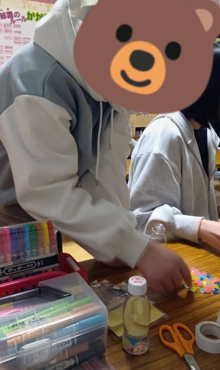 kakapo427's tweet photo. こんにちは。就労準備型放課後等デイサービスかかぽです。
4月8日（水）は工作の日🌞
きらきらセンサリーボトルつくりをしました！
#大阪府 #八尾市 #柏村 #中学生 #高校生 #小学生 #放課後等ディサービス #就労準備型 #放課後等ディサービスかかぽ #工作 #センサリーボトル #児童支援員募集中 https://t.co/M7G5NJfGQk
