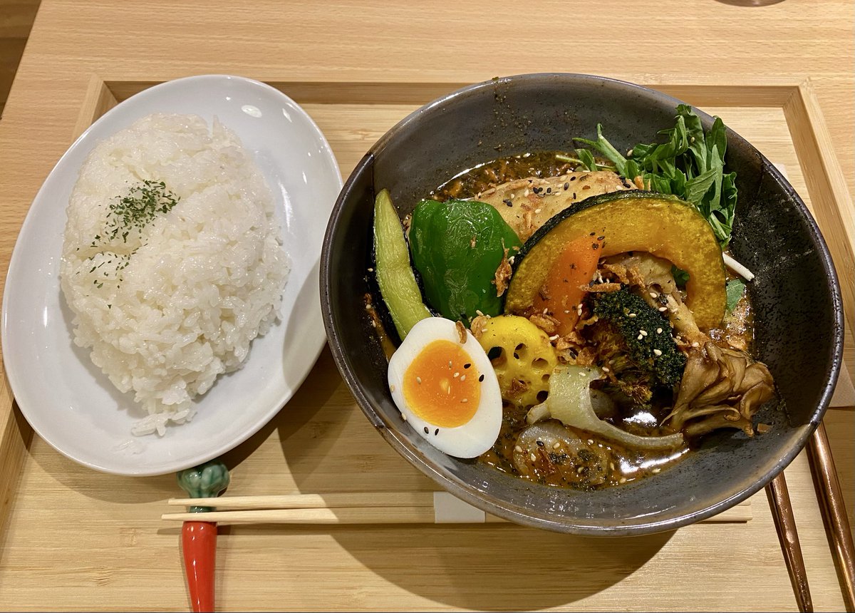 三宮の札幌スープカレー 赤ほりゅうにてチキンレッグ＋野菜10種を鶏ガラスープで‼︎
豚骨と鶏ガラのWスープで粘り気あるが、味わいは王道的な北海道スープカレー