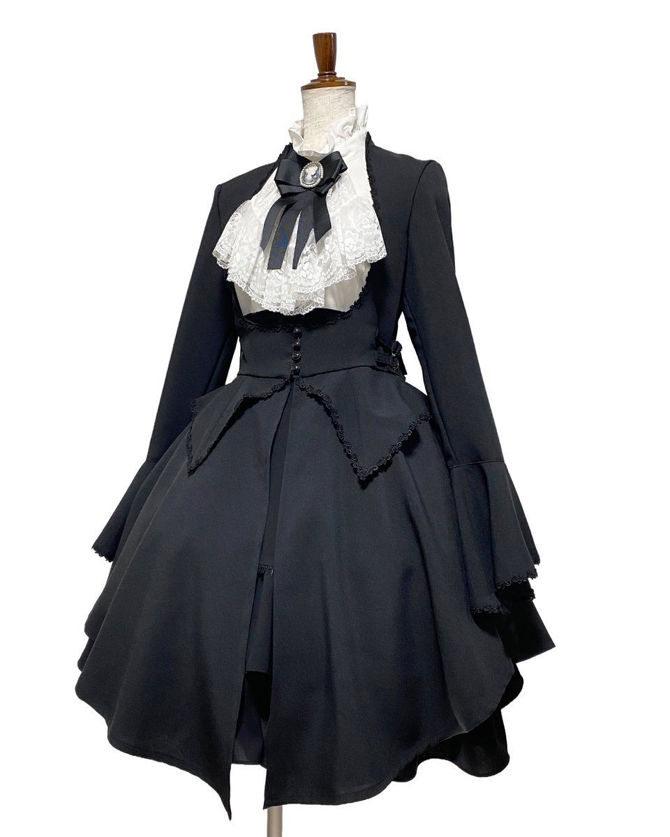 mihomatsuda's tweet image. 【ジャケット・ブルレ｜入荷しました】
大きく開いた前身頃と身体のラインに沿う立体的なシルエットが印象的なジャケット  ！フレアーな袖口が動きに表情を添え、装いに奥行きを与えます。

◻️ジャケット・ブルレ
税込38,500円  
mihomatsuda.com/SHOP/607008.ht…