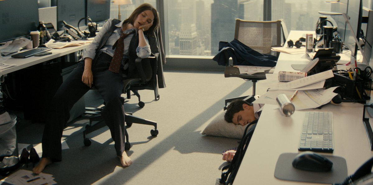 KINOFANSdotcom's tweet image. 🍎💼 Karriere-Chaos in Manhattan! Die neue Comedy-Serie #NotSuitableForWork von Mindy Kaling startet am 2. Juni auf #DisneyPlus. ✨ kinofans.com/not-suitable-f… #MindyKaling #SerienTipp