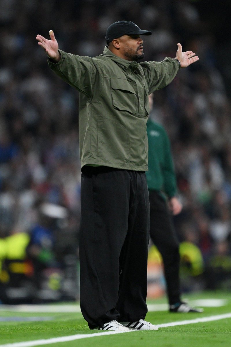 No puedo no bancar a un tío que se presenta con tremendo outfit en uno de los partidos más importante de su carrera en los banquillos (por ahora).

El chandal y los trajes slim fit están pasados ya, larga vida al pantalón ancho.