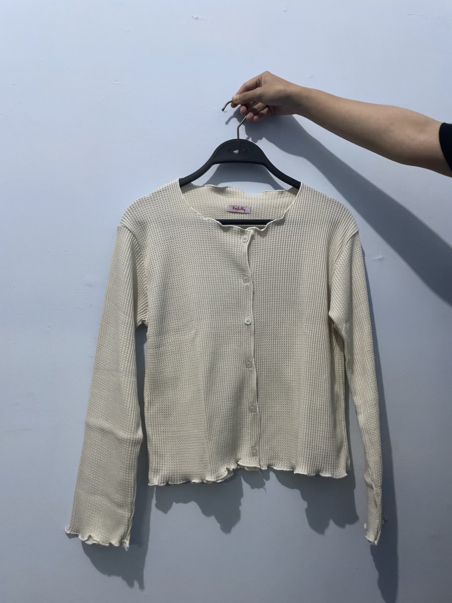 chanyulphile's tweet photo. cardi 25k/ each https://t.co/3NyaW4fQcY