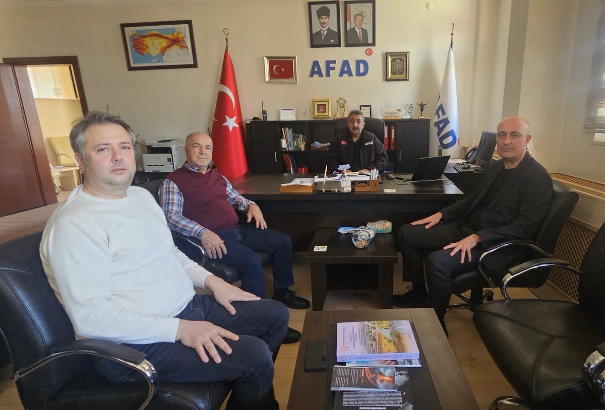 efesiad's tweet photo. Yönetim Kurulu Başkanımız İsmail Cem Yıldırım, YK üyelerimiz  Nail Nuri Ağaçcı ve Ufuk Hüseyin Devrim Aydın Afad İl Müdürü Sn. Yalçın Mumcu’yu makamında ziyaret etti.           @efesiad09 @gesifed_ @turkonfed @aydin_afad @ismailcemyildirim09 @agapetrol @ufuk.h.devrim https://t.co/GRFITApEaO