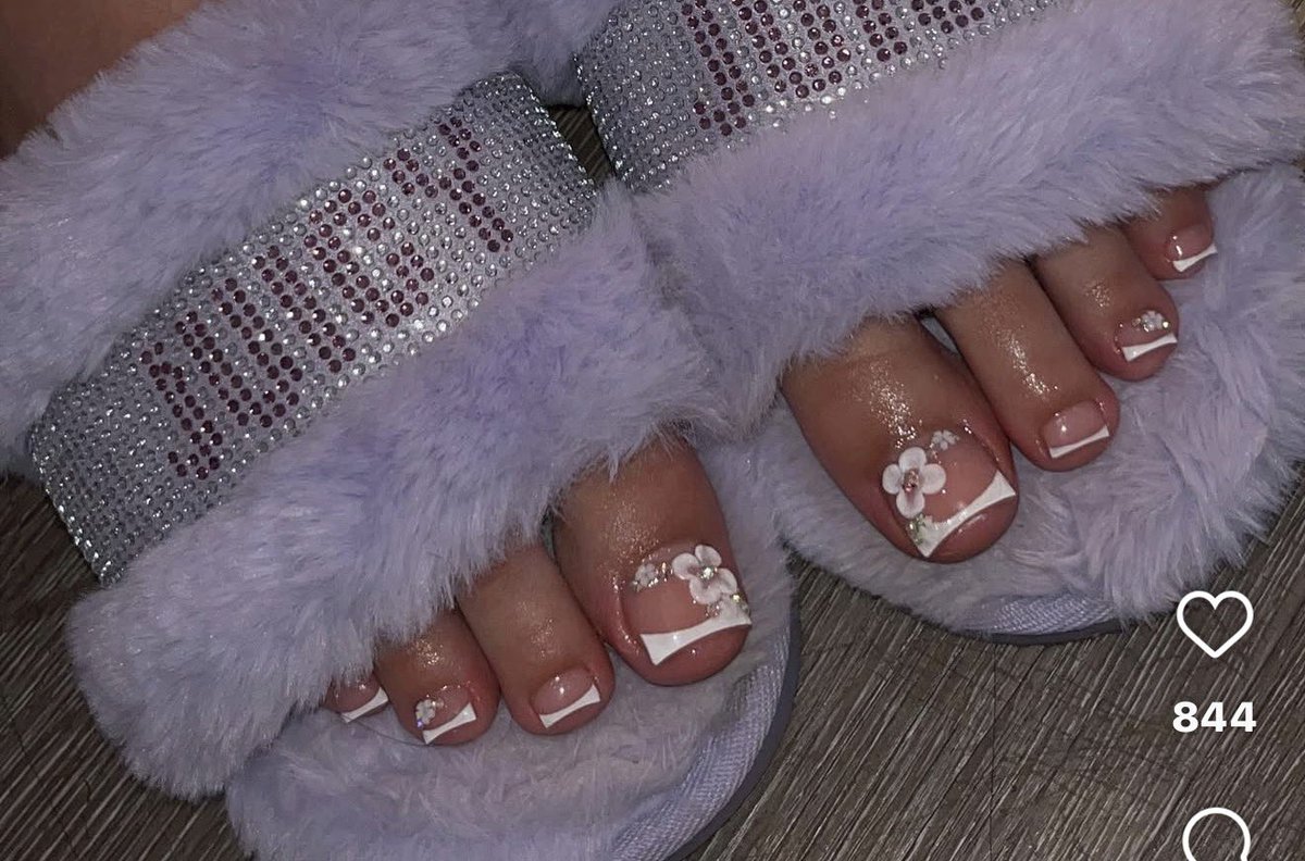 leyahveyah2's tweet photo. Who’s payin today? message me rn 🙂↔️🥺 #buyingcontent #sellingcontent #paypig #footsimp #feetworship #fendom #footfetish #buyingfeetpics https://t.co/nlxRFSxKRc