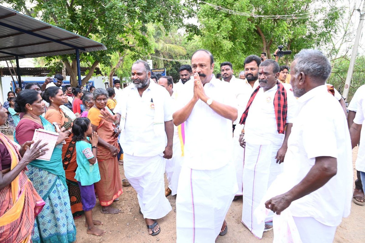 thondan's tweet photo. சிவகங்கை மாவட்டம் - திருப்பத்தூர் சட்டமன்ற தொகுதி, சுண்ணாம்பிருப்பு , சின்ன கொழிஞ்சிபட்டி மற்றும் குண்டேந்தல்பட்டி ,பிராமணம்பட்டி,திருக்கோஷ்டியூர்  ,வைரவன்பட்டி ,தானிப்பட்டி , காட்டாம்பூர் உள்ளிட்ட திருப்பத்தூர் தெற்கு ஒன்றிய பொது மக்களை சந்தித்து கழகத் தலைவர், மாண்புமிகு தமிழ்நாடு முதலமைச்சர் தளபதி திரு.M. K. Stalin அவர்கள் தலைமையிலான திராவிட மாடல் அரசின் சாதனைகளையும், 2026 கழக தேர்தல் வாக்குறுதிகளையும் எடுத்துரைத்து மதச்சார்பற்ற ஜனநாயக முற்போக்கு கூட்டணியின் வெற்றி சின்னமாம் உதயசூரியன் சின்னத்திற்கு வாக்கு சேகரித்து, மக்களின் அன்பையும், ஆதரவையும் பெற்றார்  தொகுதியின் காவலர் ,  மாண்புமிகு அமைச்சர் KR.பெரியகருப்பன் . 
இந்நிகழ்ச்சியில், கழக நிர்வாகிகள் மற்றும் மதச்சார்பற்ற ஜனநாயக முற்போக்கு கூட்டணியின் நிர்வாகிகள், உள்ளாட்சிப் பிரதிநிதிகள், கழக மூத்த முன்னோடிகள், கழக உடன்பிறப்புகள் பெருந்திரளாக கலந்து கொண்டனர்.
#ஸ்டாலின்_தொடரட்டும்
#தமிழ்நாடு_வெல்லட்டும்
#VoteForDMK
#SivagangaiDMK