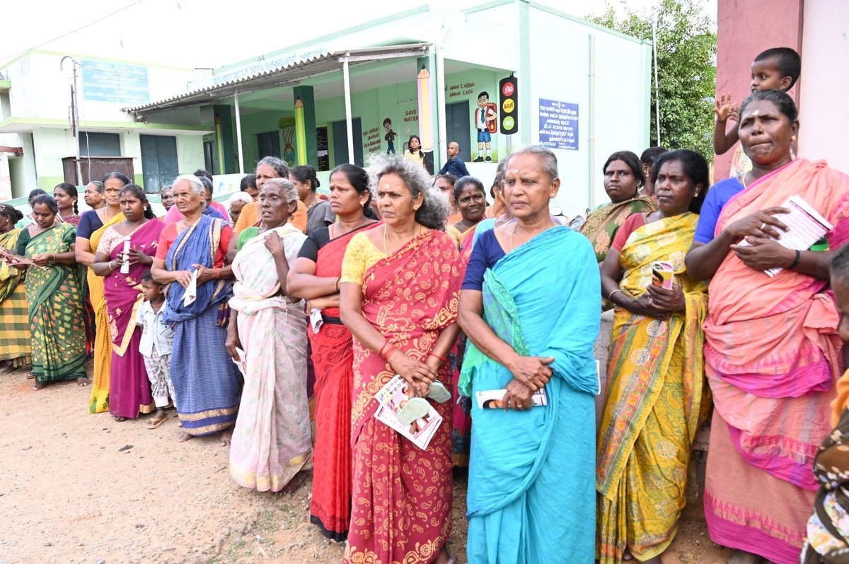 thondan's tweet photo. சிவகங்கை மாவட்டம் - திருப்பத்தூர் சட்டமன்ற தொகுதி, சுண்ணாம்பிருப்பு , சின்ன கொழிஞ்சிபட்டி மற்றும் குண்டேந்தல்பட்டி ,பிராமணம்பட்டி,திருக்கோஷ்டியூர்  ,வைரவன்பட்டி ,தானிப்பட்டி , காட்டாம்பூர் உள்ளிட்ட திருப்பத்தூர் தெற்கு ஒன்றிய பொது மக்களை சந்தித்து கழகத் தலைவர், மாண்புமிகு தமிழ்நாடு முதலமைச்சர் தளபதி திரு.M. K. Stalin அவர்கள் தலைமையிலான திராவிட மாடல் அரசின் சாதனைகளையும், 2026 கழக தேர்தல் வாக்குறுதிகளையும் எடுத்துரைத்து மதச்சார்பற்ற ஜனநாயக முற்போக்கு கூட்டணியின் வெற்றி சின்னமாம் உதயசூரியன் சின்னத்திற்கு வாக்கு சேகரித்து, மக்களின் அன்பையும், ஆதரவையும் பெற்றார்  தொகுதியின் காவலர் ,  மாண்புமிகு அமைச்சர் KR.பெரியகருப்பன் . 
இந்நிகழ்ச்சியில், கழக நிர்வாகிகள் மற்றும் மதச்சார்பற்ற ஜனநாயக முற்போக்கு கூட்டணியின் நிர்வாகிகள், உள்ளாட்சிப் பிரதிநிதிகள், கழக மூத்த முன்னோடிகள், கழக உடன்பிறப்புகள் பெருந்திரளாக கலந்து கொண்டனர்.
#ஸ்டாலின்_தொடரட்டும்
#தமிழ்நாடு_வெல்லட்டும்
#VoteForDMK
#SivagangaiDMK