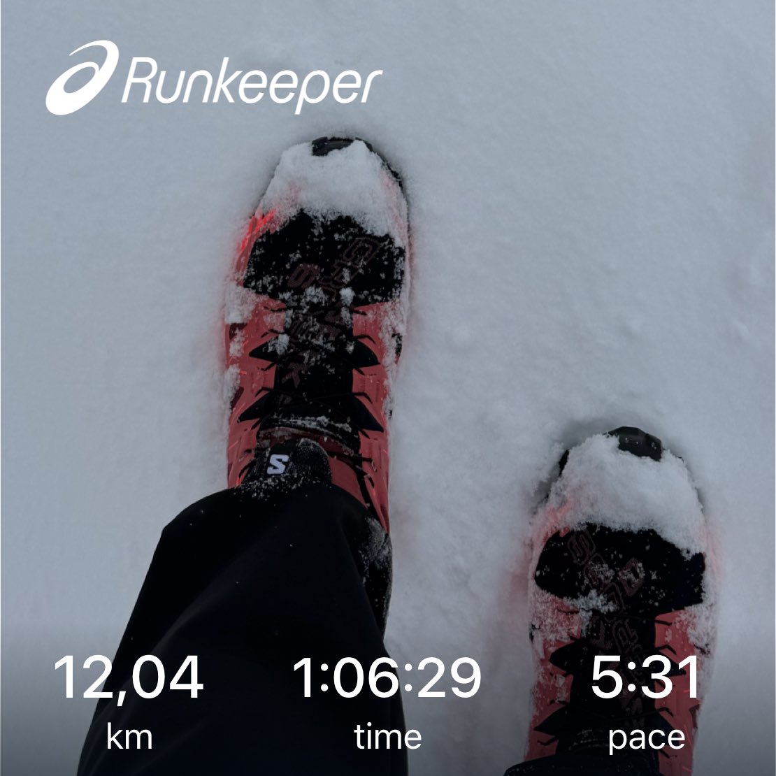 AnglyRun's tweet photo. Snow is back, so I pulled out my Salomon Spikecross 6.
Threshold intervals today: 2 × 3 km at 4:10/km. Tough conditions, but got it done. Really happy with this one. 😄🏃‍♂️
#ThresholdRun #WinterRunning #RunStrong #MarathonTraining #RunDaily https://t.co/3VoOyBXsFn