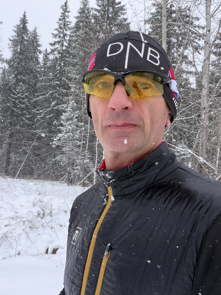 AnglyRun's tweet photo. Snow is back, so I pulled out my Salomon Spikecross 6.
Threshold intervals today: 2 × 3 km at 4:10/km. Tough conditions, but got it done. Really happy with this one. 😄🏃‍♂️
#ThresholdRun #WinterRunning #RunStrong #MarathonTraining #RunDaily https://t.co/3VoOyBXsFn