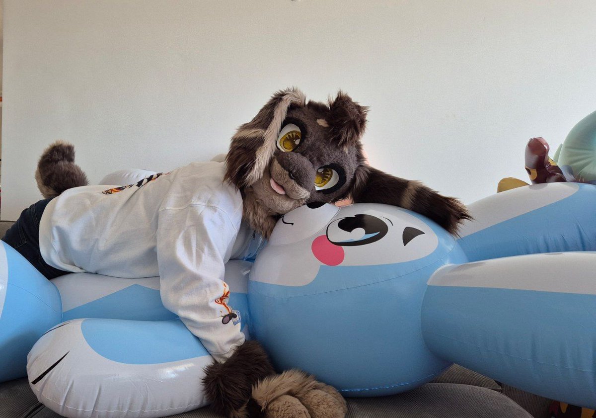 MikTheFoxx's tweet image. Sorry I'm a bit late but have a couple bunnies from an Easter shoot! Hope everyone had a nice Easter and found all the eggs us bunnies hid for ya!

🐰: @AmsterdamShosu

#inflatable #bunny #pooltoy