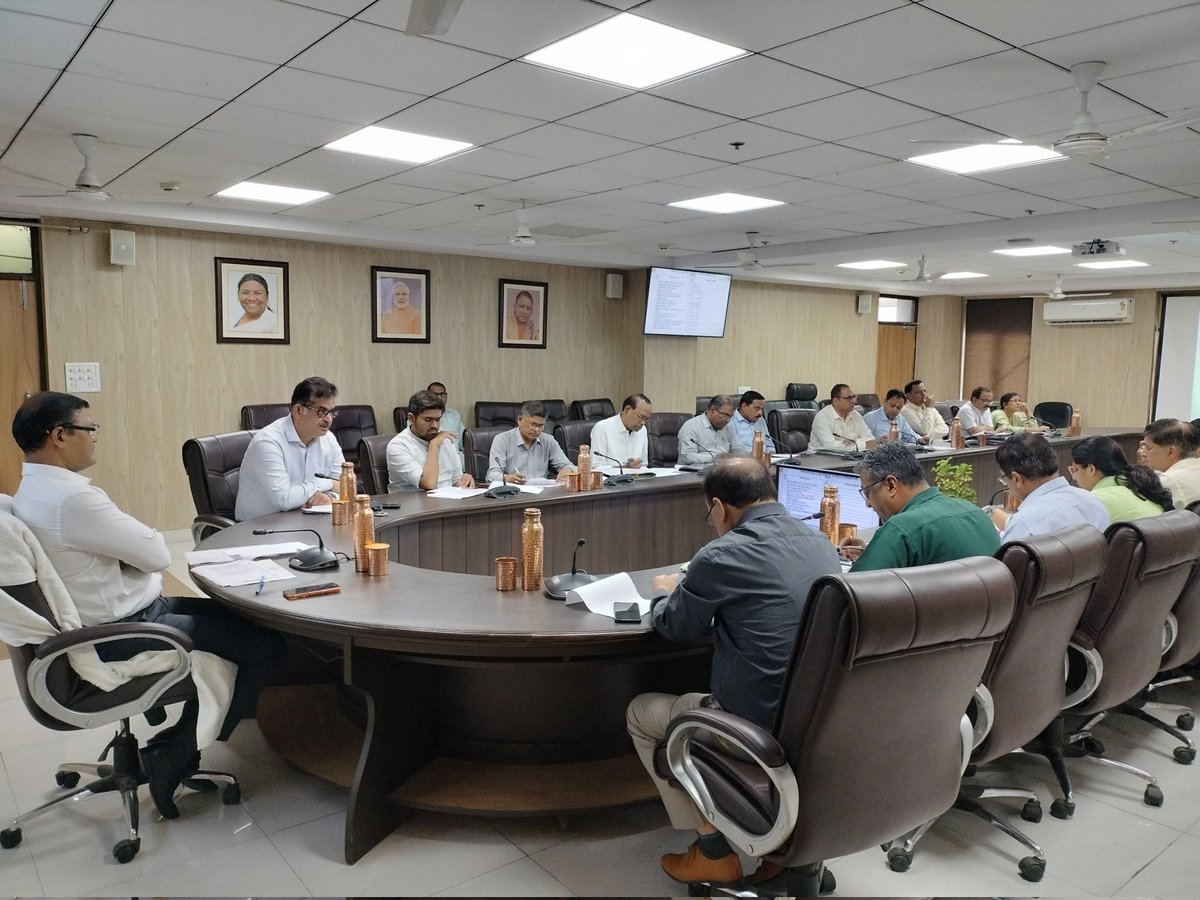Khadi_UP's tweet photo. आज (खादी भवन) के सभागार में प्रमुख सचिव महोदय द्वारा विभागीय योजनाओं की प्रगति एवं  F.Y 2026-27 के प्राविधानित बजट के सापेक्ष विभिन्न योजनाओं की कार्ययोजना की समीक्षा की गई। 
बैठक में विशेष सचिव महो0 एवं मुख्य कार्यपालक अधिकारी महो0 के साथ  विभागीय वरिष्ठ अधिकारीगण उपस्थित रहे। https://t.co/OQdGPEfrPB