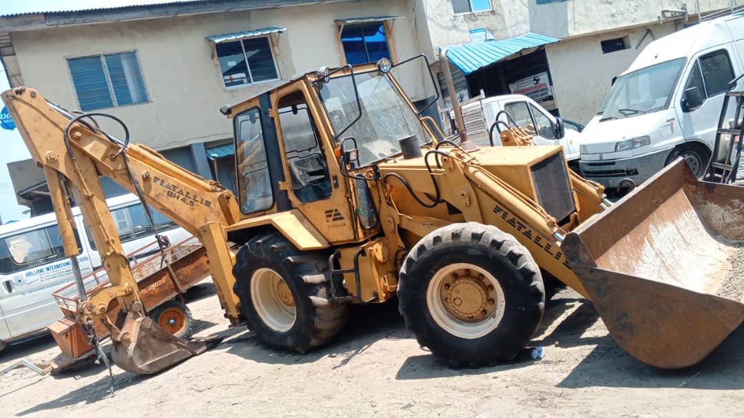 simontuleh's tweet image. Foreign Used 2nd Generation Wheel Loader by Fiat for Sale in Ikotun Lagos. Full axle with front bucket and back fork. Only N25m @abazwhyllzz @yabaleftonline #Lagos #nigeria @Nig_Farmer #alaba
