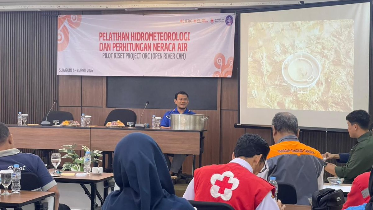 MuchHarris's tweet photo. @palangmerah strengthens volunteer capacity in hydrometeorology through training in hydrometeorology &amp; water balance calculation in Sukabumi. A great example of collective work that links science, field data, &amp; innovations such as OpenRiverCam to support locally driven DRR. @ifrc https://t.co/umOPYBDQ2e