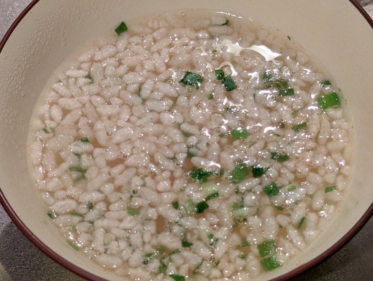 hanoween0523's tweet image. ファスティング三日目。
夕食は、たっぷり生姜の鶏だし粥。鶏の味が強くて、満足感は高い。でも、びっくりするくらい量が少ない。正気か。本日の摂取カロリーは374kcal。完全にぼくを殺しにかかってる。
#Befas
#ファスティング