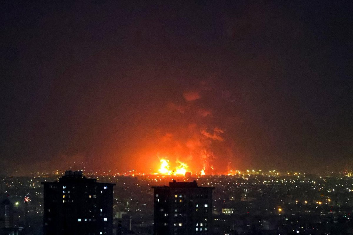thequeencrypto1's tweet photo. 🚨 Oil dropped below $100 a barrel after the ceasefire announcement, but don't expect cheap flights anytime soon.

The head of the global airlines body says jet fuel costs will stay high for months even if Hormuz reopens, because Middle East refining capacity is still wrecked. https://t.co/zTtgtwOgmL