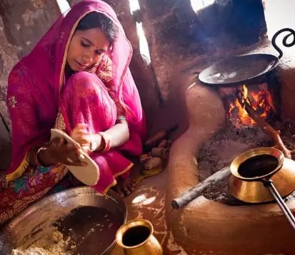 askvipendra's tweet photo. एक महिला हैं, सविता शर्मा, जो अपने शहर में एक PG (पेइंग गेस्ट) चलाती हैं
उनका अपना पुश्तैनी घर है, जिसमें 10-12 बड़े कमरे हैं

हर कमरे में 3-3 बेड लगे हुए हैं
उनके PG में रहने के साथ-साथ भोजन की भी सुविधा है

उन्हें खाना बनाने और खिलाने का बहुत शौक है
वो बड़े मन से स्वादिष्ट भोजन बनाकर सभी को खिलाती हैं

उनके यहाँ इतना अच्छा खाना मिलता है कि अच्छे से अच्छा शेफ भी वैसा नहीं बना सकता
इतना प्यार से खिलाती हैं कि घर की याद भी कम हो जाती है

उनके PG में ज़्यादातर नौकरी करने वाले लोग और छात्र रहते हैं
सुबह का नाश्ता और रात का खाना तो सभी करते ही हैं

जिसे ज़रूरत हो, उसे दोपहर का खाना पैक करके भी दे देती हैं
कुल मिलाकर वहाँ खाने-पीने की कोई कमी नहीं है

लेकिन उनके PG का एक बड़ा अजीब नियम है
हर महीने सिर्फ 28 दिन ही खाना बनेगा

बाकी 2-3 दिन मेस बंद रहेगा
इन दिनों सभी को बाहर जाकर खाना होगा

PG की रसोई भी इन दिनों बंद रहती है
ना खाना बनेगा, ना चाय मिलेगी

हर महीने के आखिरी 2-3 दिन किचन पूरी तरह लॉक रहता है
पहली बार सुनने में ये नियम थोड़ा अजीब लगता है

मैंने उनसे पूछा, ये कैसा नियम है?
आपकी रसोई सिर्फ 28 दिन ही क्यों चलती है?

उन्होंने जवाब दिया, ये हमारा नियम है
हम सिर्फ 28 दिन के खाने के पैसे लेते हैं

इसलिए रसोई भी सिर्फ 28 दिन ही चलती है
मैंने कहा, ये नियम तो बदला जा सकता है

आखिर ये कोई भगवान का बनाया हुआ तो है नहीं
उन्होंने साफ कहा, नहीं… Rule is Rule

खैर, उनसे अक्सर मुलाकात होती रहती थी
एक दिन मैंने फिर उसी नियम की बात छेड़ दी

इस बार वो खुलकर बोलीं, तुम नहीं समझोगे
शुरुआत में ऐसा कोई नियम नहीं था

मैं हर दिन पूरे मन से खाना बनाकर खिलाती थी
लेकिन लोगों की शिकायतें कभी खत्म ही नहीं होती थीं

कभी नमक कम, कभी तेल ज्यादा, कभी स्वाद की कमी
हर दिन कोई न कोई कमी निकाल ही देता था

आखिरकार परेशान होकर मैंने ये नियम बना दिया
अब 28 दिन प्यार से खिलाओ और 2–3 दिन बाहर भेज दो

उन्हीं 2-3 दिनों में सबको असली कीमत समझ आती है
बाहर का खाना कितना महंगा और कितना साधारण होता है, ये पता चलता है

चाय का एक कप भी 15-20 रुपये का मिलता है
तभी उन्हें मेरे खाने की असली value समझ आती है

अब बाकी 28 दिन सब बिना शिकायत के आराम से खाना खाते हैं
और नियम का भी पालन करते हैं

सच यही है
अत्यधिक सुख-सुविधा इंसान को असंतुष्ट और आलसी बना देती है

थोड़ी सी कमी ही हमें चीज़ों की असली कीमत सिखाती है