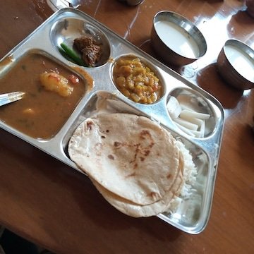 एक महिला हैं, सविता शर्मा, जो अपने शहर में एक PG (पेइंग गेस्ट) चलाती हैं
उनका अपना पुश्तैनी घर है, जिसमें 10-12 बड़े कमरे हैं

हर कमरे में 3-3 बेड लगे हुए हैं
उनके PG में रहने के साथ-साथ भोजन की भी सुविधा है

उन्हें खाना बनाने और खिलाने का बहुत शौक है
वो बड़े मन से स्वादिष्ट भोजन